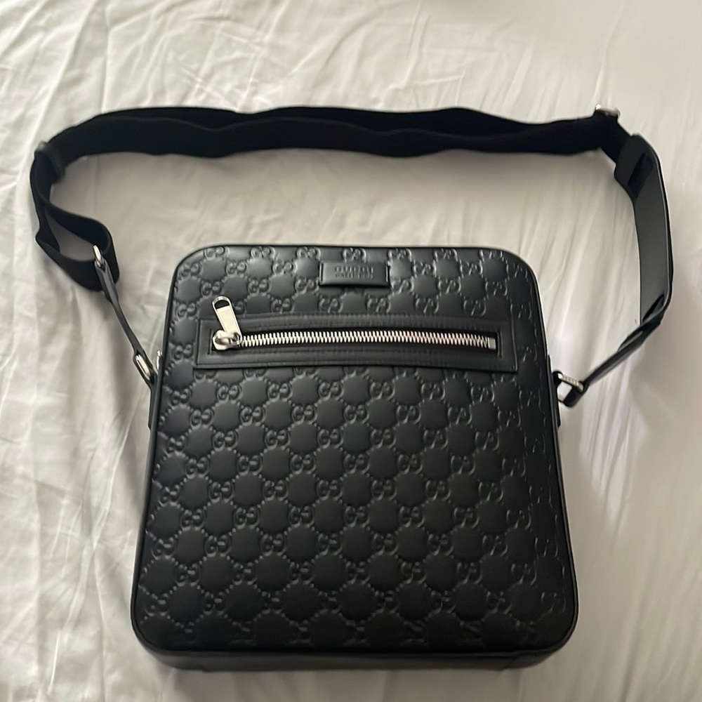 Authentic Leather Gucci Shoulder Signature Bag.